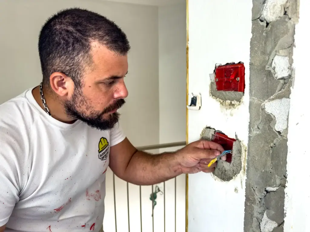 דוד פדרו מבצע תיקון לקיר.